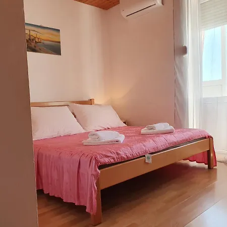 Pansion Iva بيت ضيافة أوميس