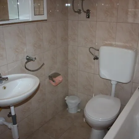 بيت ضيافة Pansion Iva أوميس